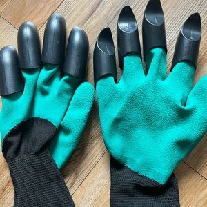 Green and Black Gardening Gloves with Claws